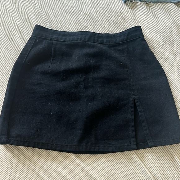 Black mini skirt with side slit - Picture 1 of 3